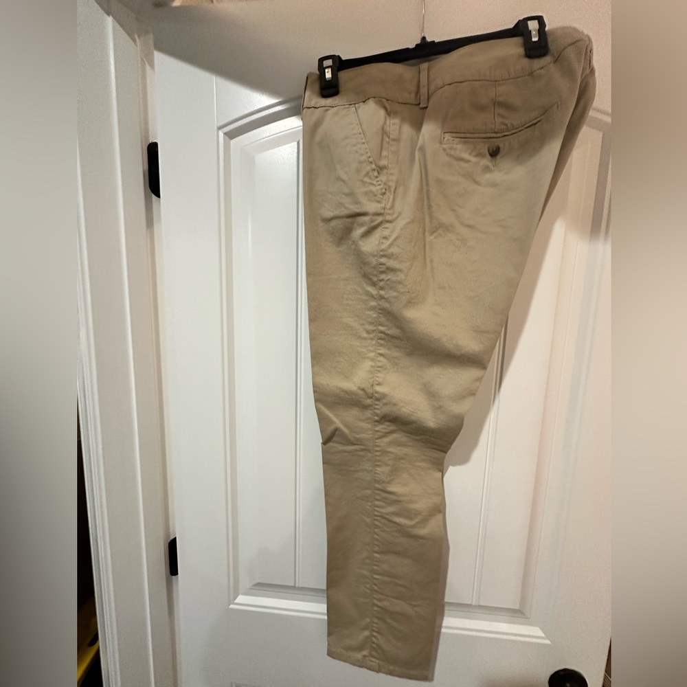 American Eagle Women’s Size 14 chaki pants. Great condition.